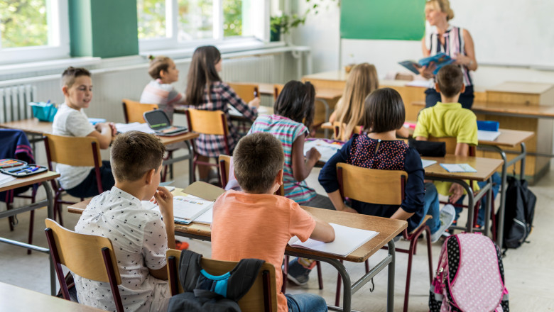 Bursele elevilor în anul școlar 2026-2027. Câți bani primesc și cine poate beneficia