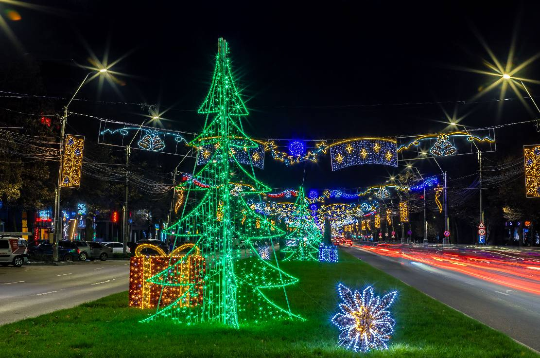 Cât plătim pentru luminiţele festive care au decorat oraşul de sărbători