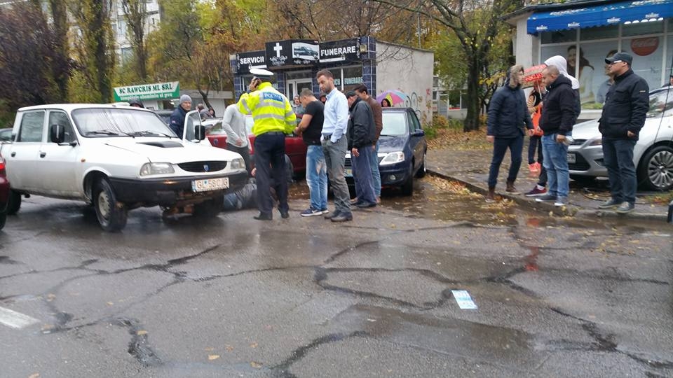 ACCIDENT pe o arteră circulată a Galaţiului între un taxi şi o maşină a Consiliului Judeţean. Patru maşini au fost AVARIATE