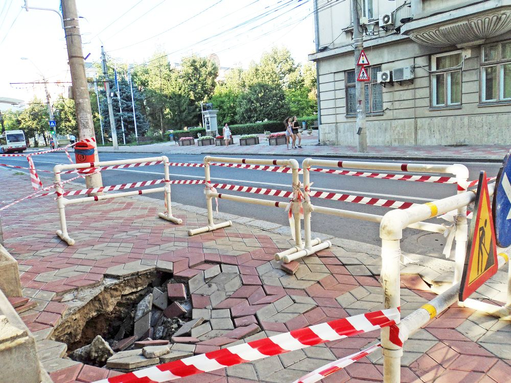 Unde nu s-a surpat, s-a tasat. Primăria, atacată de gropi (FOTO)