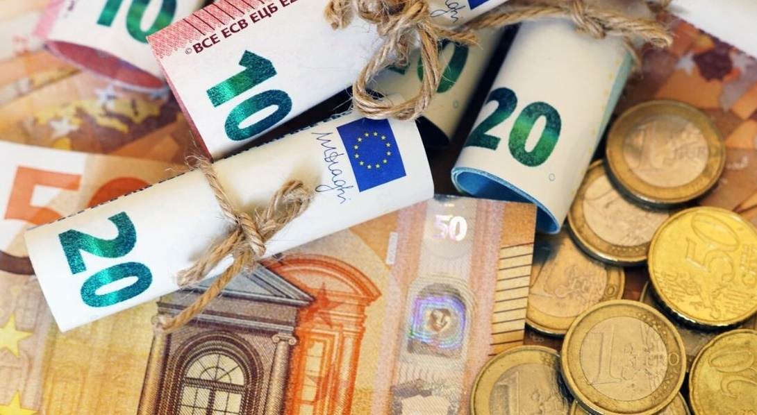 Leul rezistă la ingerințele politice