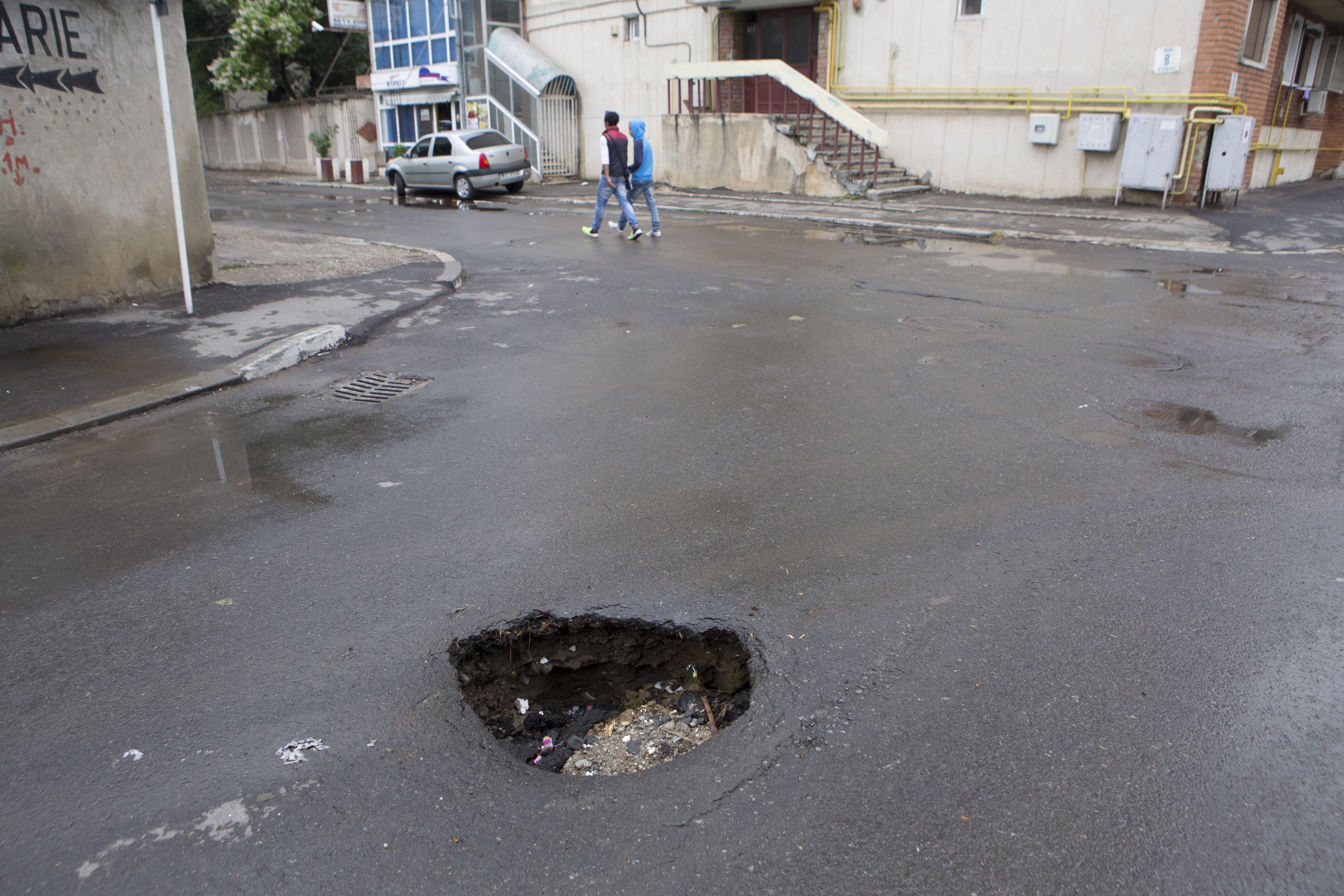 Galaţiul SURPĂRILOR/ GĂURI în carosabil ca ciupercile după ploaie