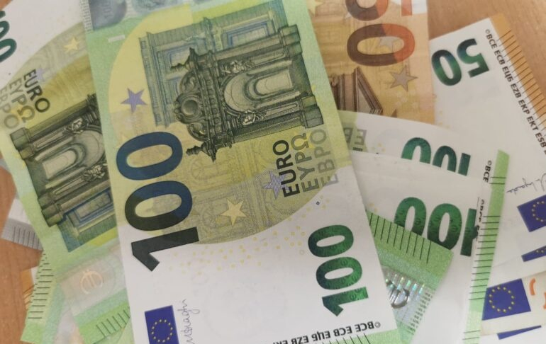 A patra ședință consecutivă de scădere a cursului euro