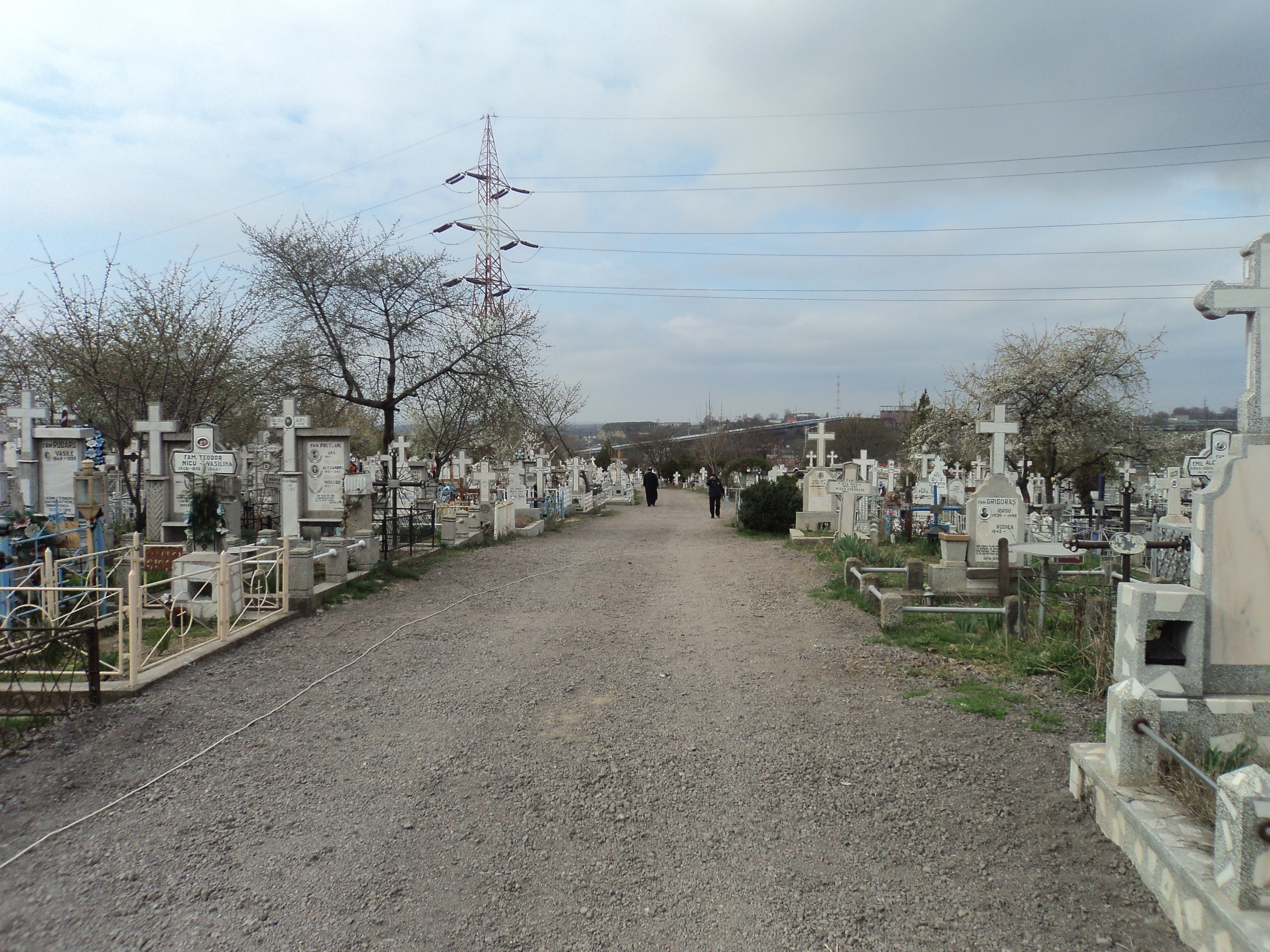 Ţintirimul de la periferia banilor: Cimitirul "Cătuşa", amenajat din "mila Domnului”