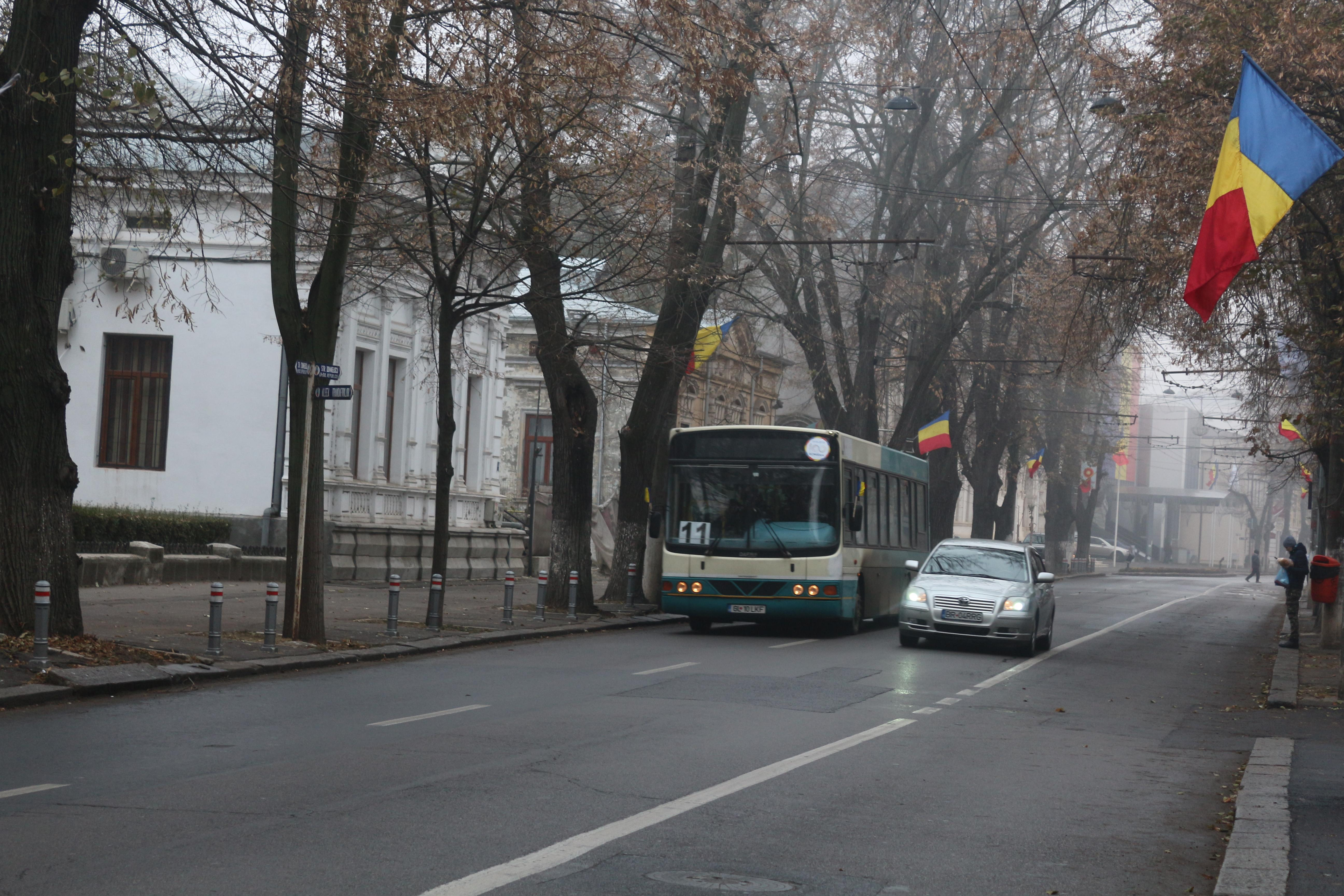 De luni, mai puţine autobuze pe trasee