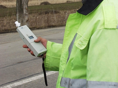 Un ŞOFER din Neamţ prins la volan aproape în COMĂ ALCOOLICĂ