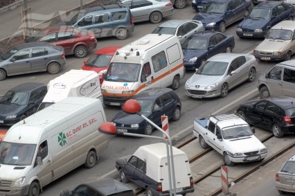 Ambulanţa trece, celelalte maşini privesc
