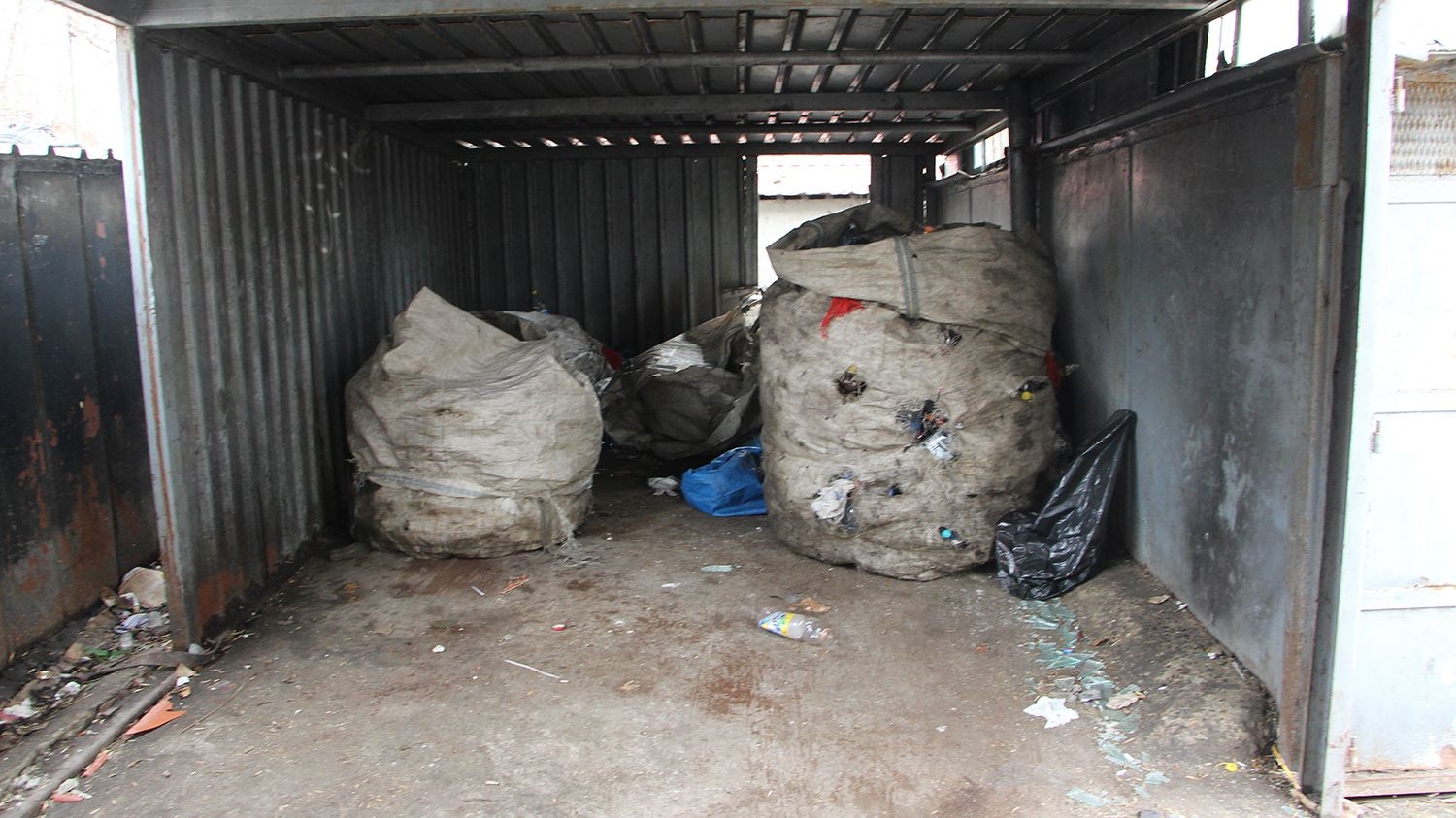 Hoţi de PET-uri, descoperiţi de poliţiştii locali