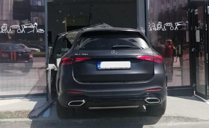 Femeie lovită de o mașină în timp ce se afla la un bancomat