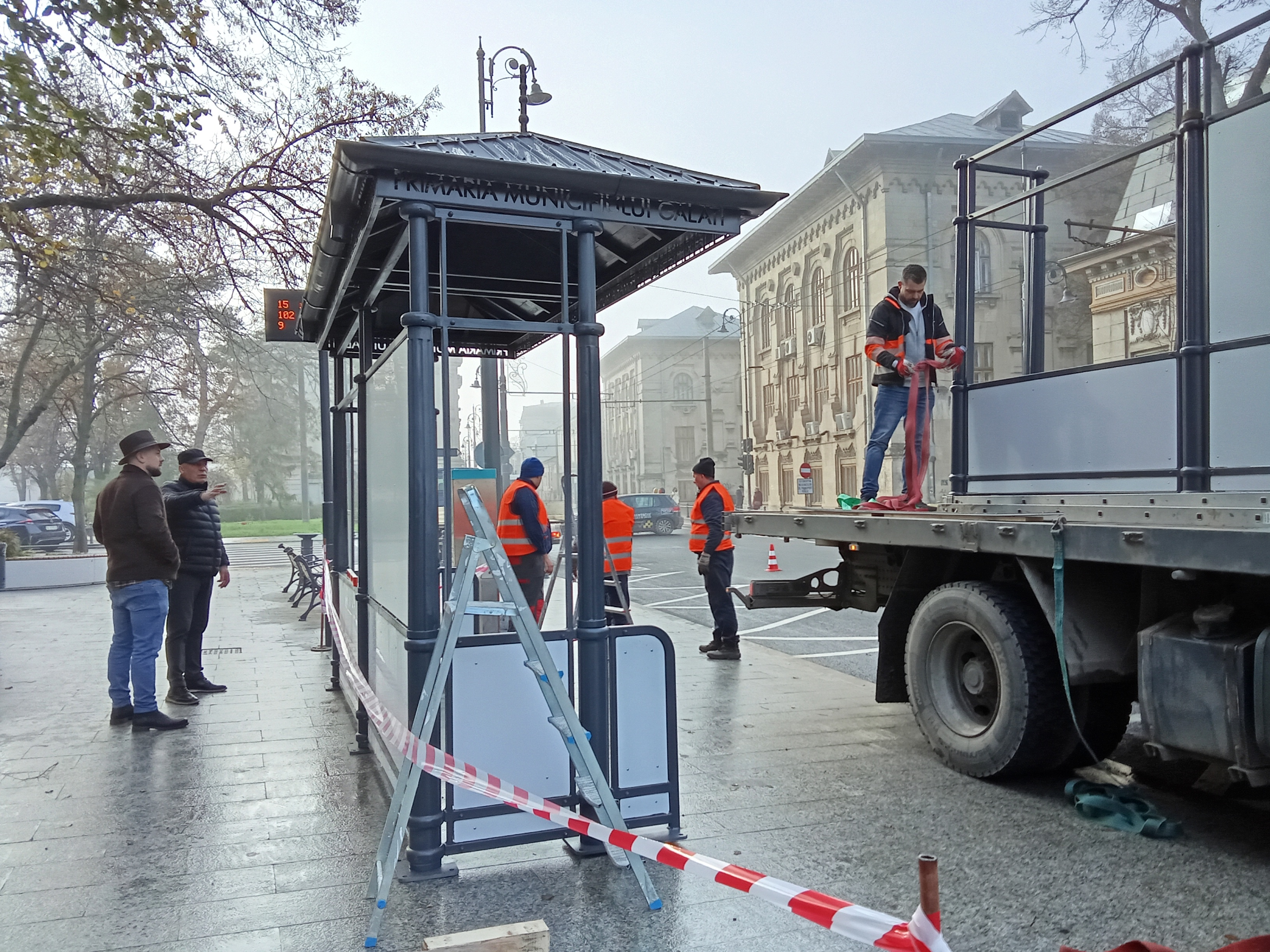 Poza zilei. Cum arată noile refugii pentru călători de pe strada Domnească