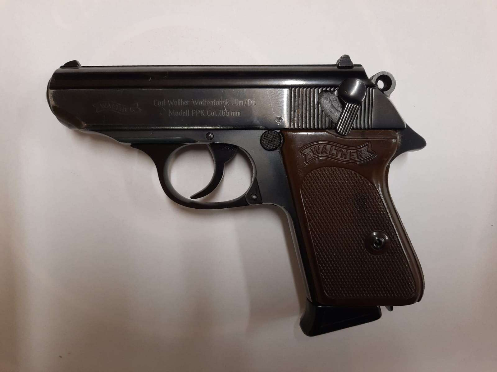 Poliția din Galați este în alertă. O armă de foc cu muniție, găsită într-un tomberon