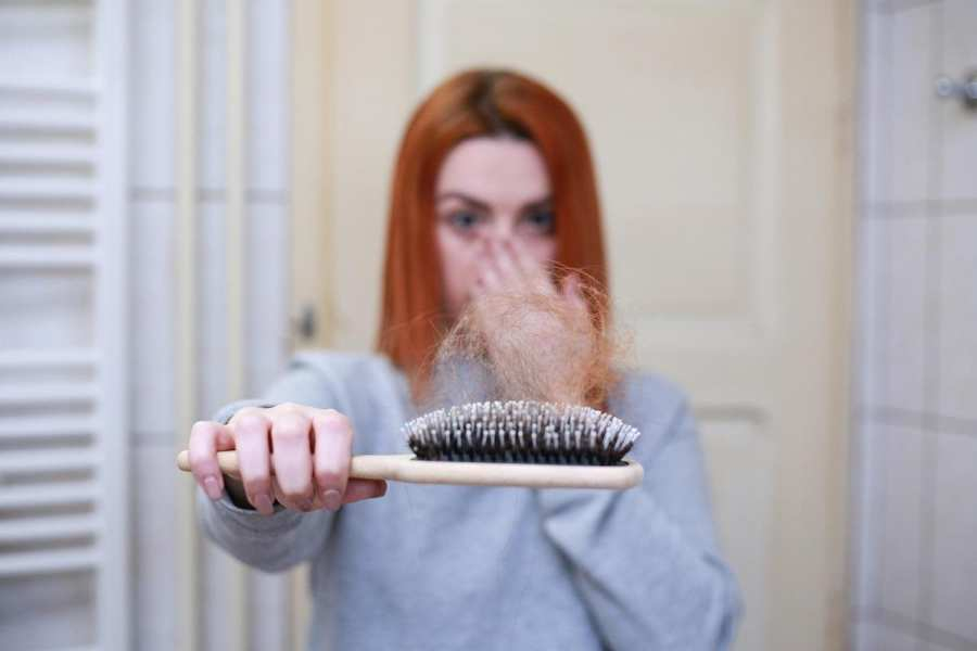 Îmi cade părul: sunt suficiente suplimentele sau e nevoie de un șampon anticădere?