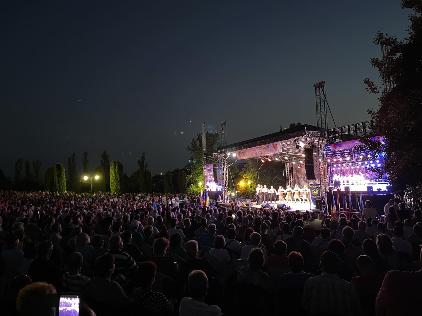 Cine face spectacol în prima seară a Festivalului de Folclor