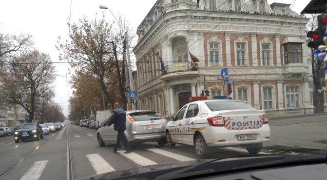A dat cu spatele şi a tamponat maşina poliţiei