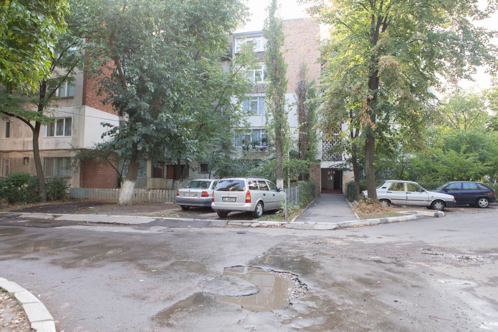 Pericol de PRĂBUŞIRE în Micro 17/ Blocul K1 se SCUFUNDĂ în... rahat