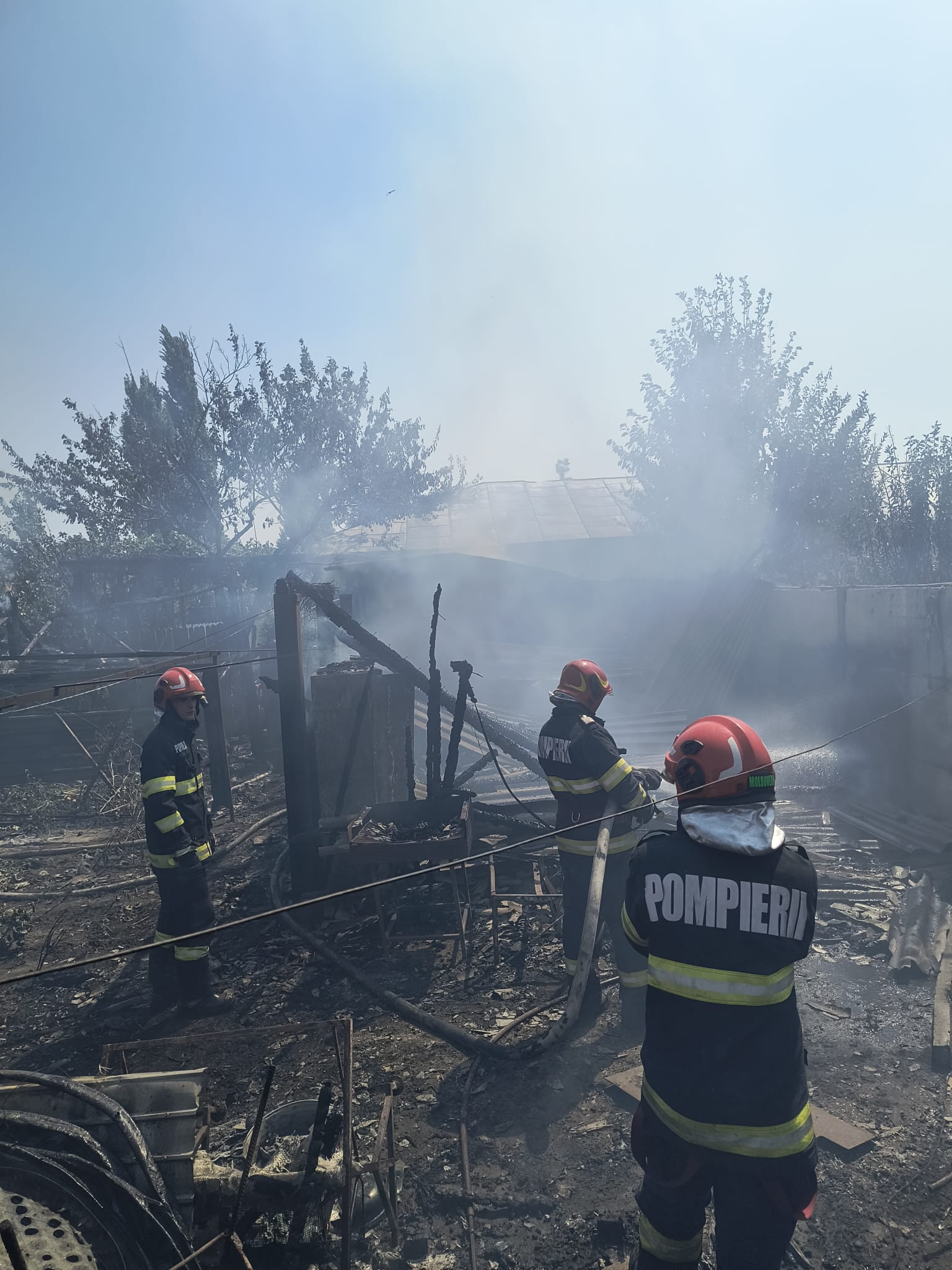 Incendiu violent urmat de explozii. Două case au luat foc (FOTO)