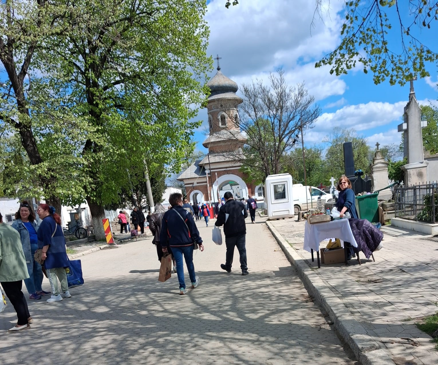 Paștele Blajinilor a umplut cimitirele gălăţene. Aglomerație ca la bâlci la mormintele celor dragi (FOTO)