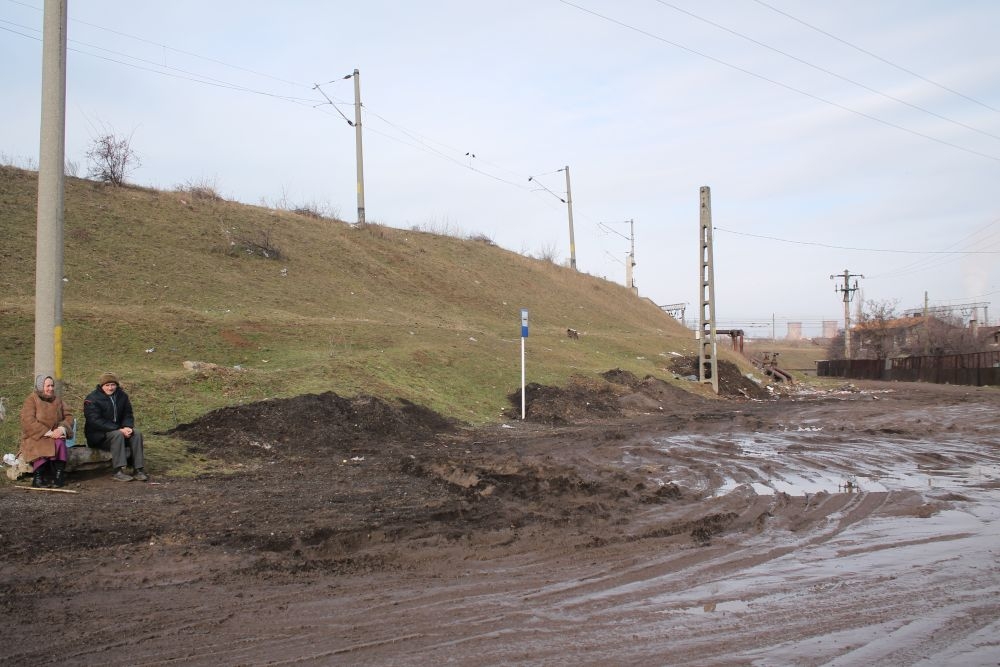 FOTO/ Traseu mai lung decât asfaltul: Capătul autobuzului 31 este ÎNNĂMOLIT