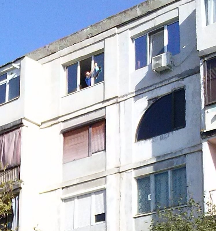 Fereastra indisciplinată/ La bloc, ca la casă...
