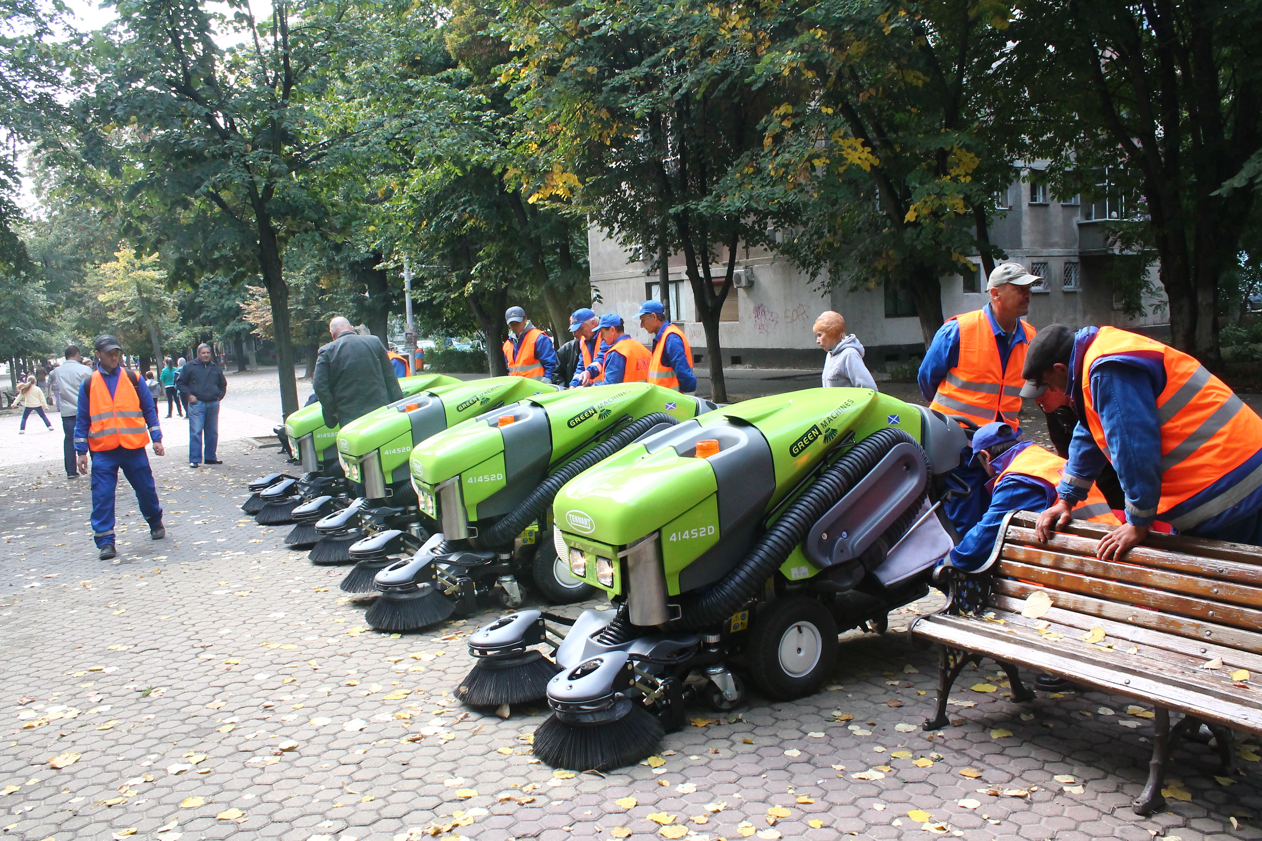 Automăturătorile stau pe TUŞĂ. S-au tocit periile