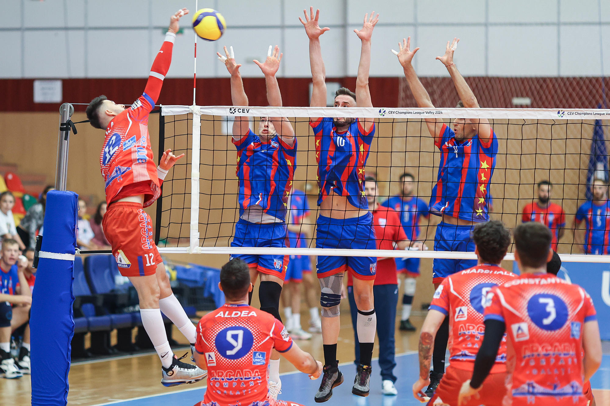 Start în seria de meciuri cu Steaua pentru voleibaliştii gălățeni