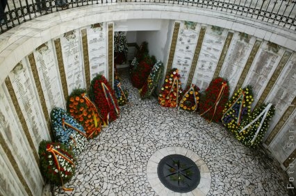 Paintball politic pe mormintele eroilor