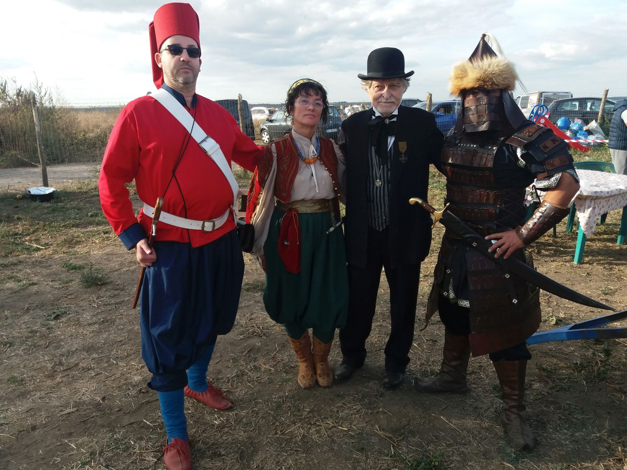 Poveşti din culisele festivalurilor istorice. Când tai cu hangerul... tortul de nuntă