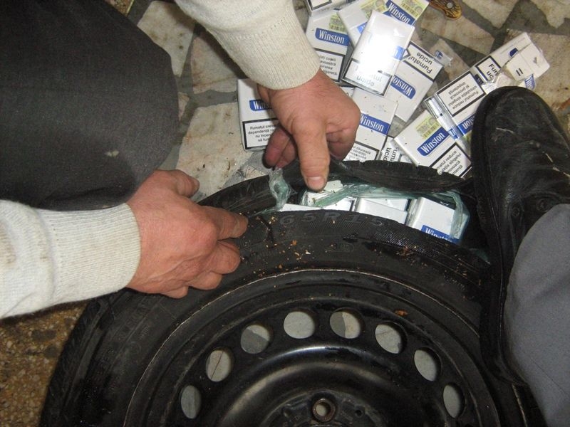 Captură de Crăciun! Un Mercedes blindat cu ţigări a fost oprit în vamă