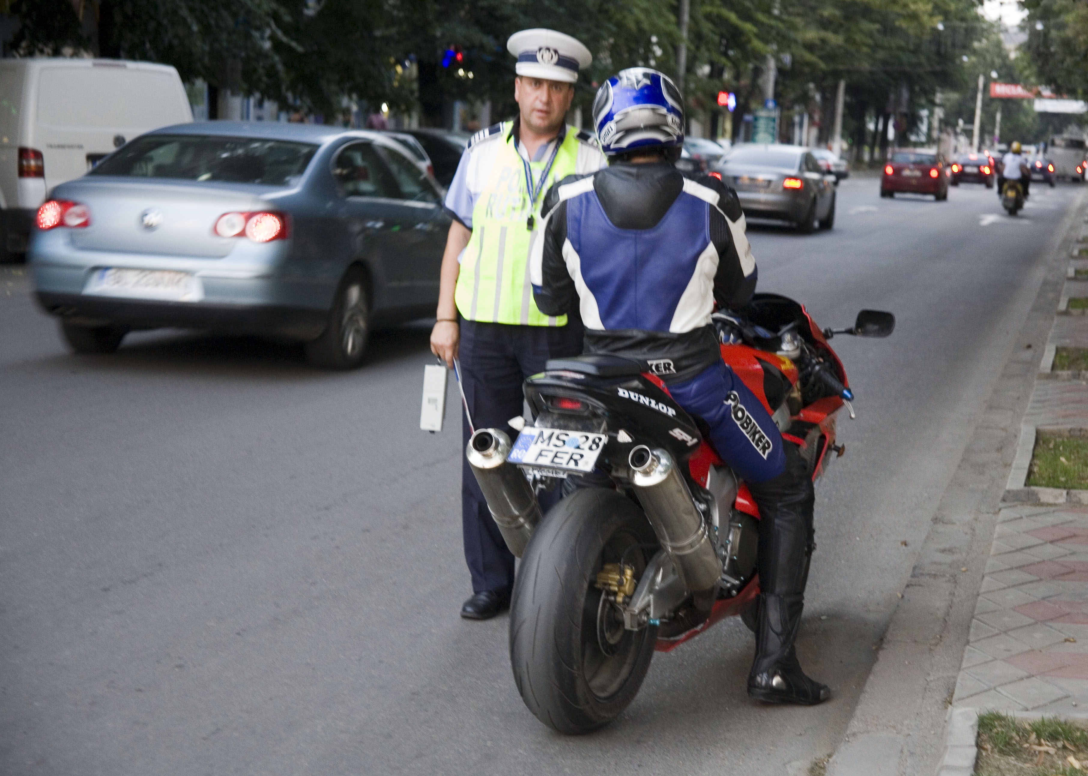 E loc în traficul din Galaţi pentru toţi? Străzi prea mici pentru motoare de viteză