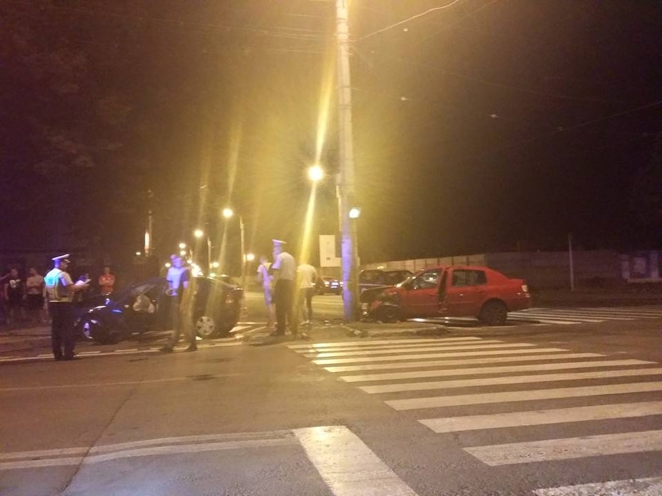 Patru persoane rănite într-un accident produs din neatenţie