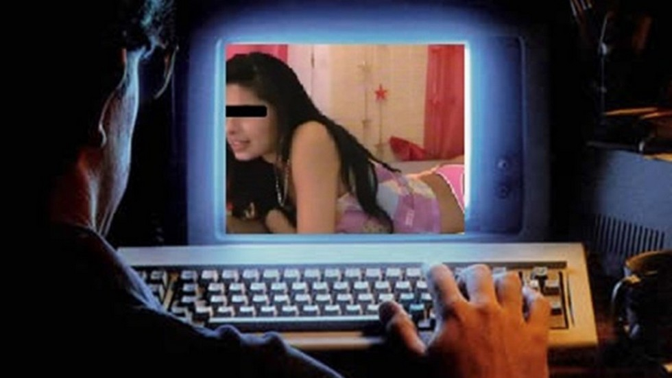 Un pervers a convins trei fete să se dezbrace și le-a vândut imaginile pe internet