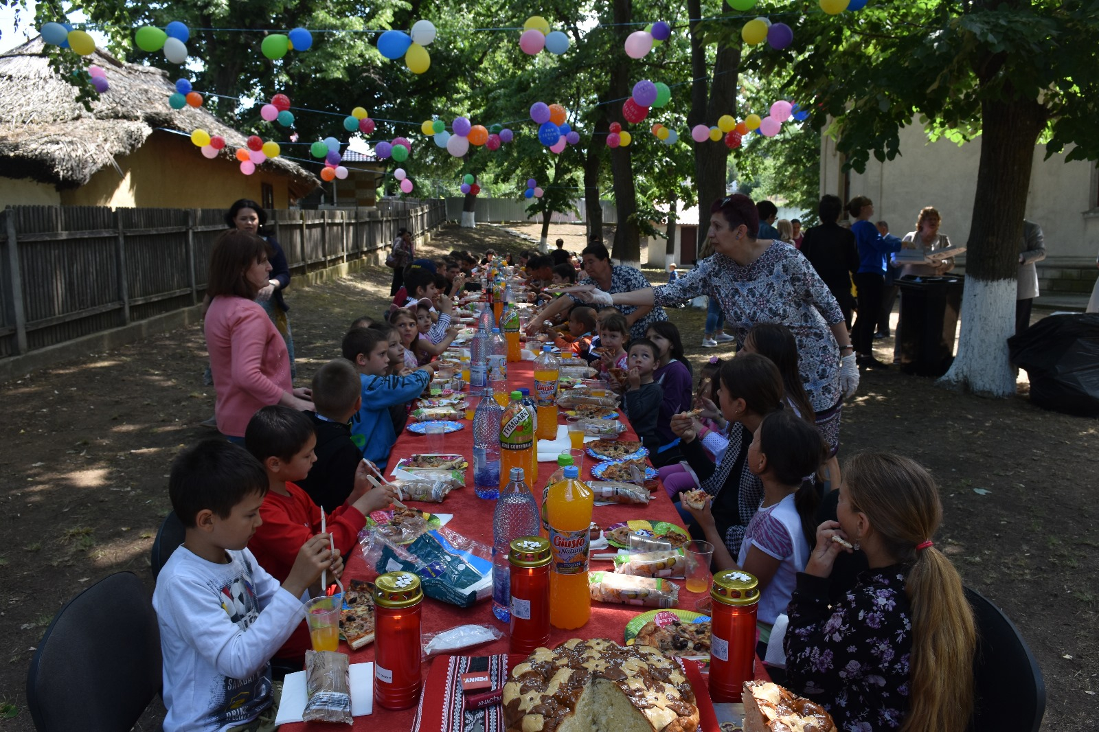 Copiii s-au distrat, fiind pe rând statui, balerine și mumii