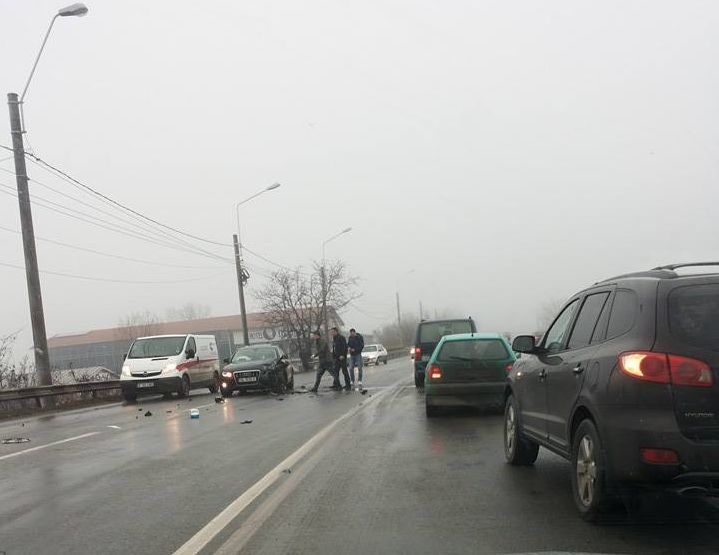 Impact violent între un taxi şi un Audi la ieşirea din Galaţi
