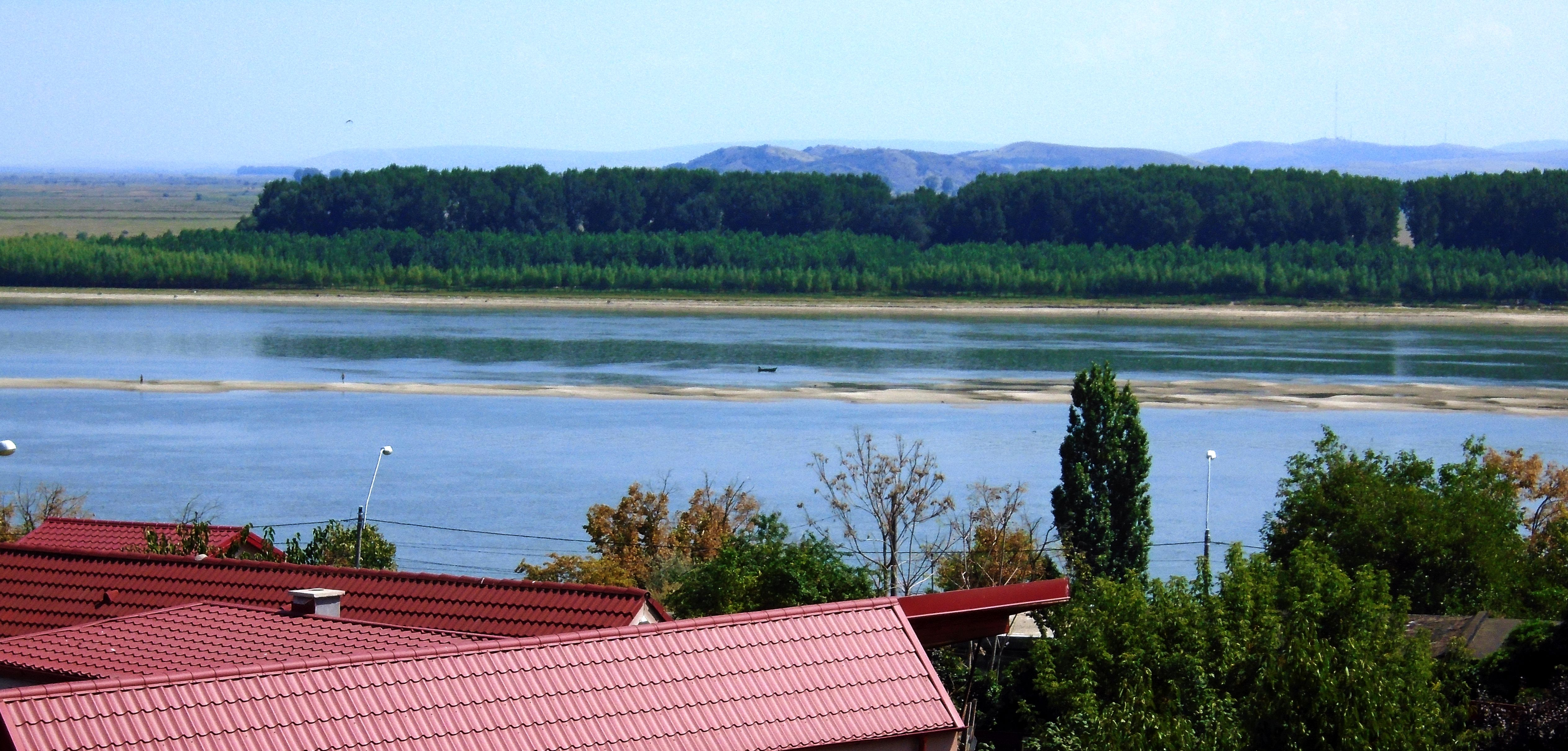 Insula cea veche a ieşit, ca un crocodil viclean, dintre ape