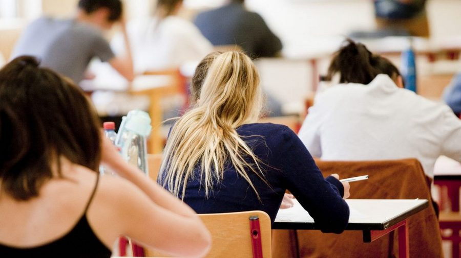 Aproape 60 de absolvenți gălăţeni au ratat proba la Română