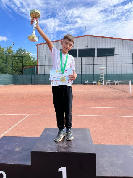 Tiby, un mic tenisman cu talent şi visuri mari. La doar nouă ani, pe locul 28 în țară