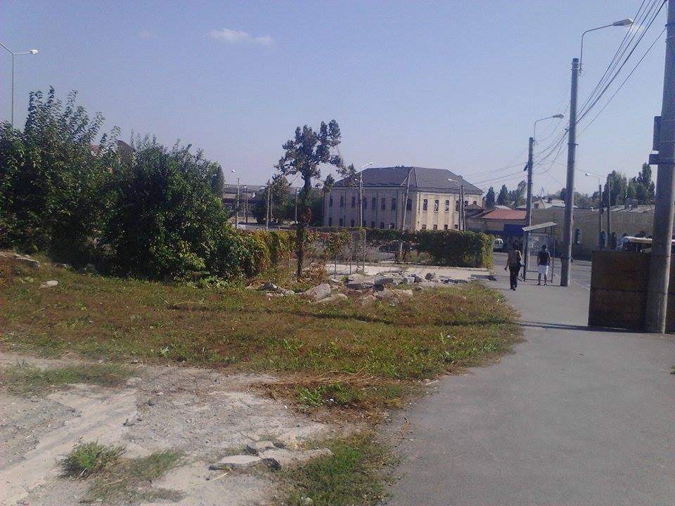 Gunoaie, moloz şi câini - în zona nimănui: Gara CFR