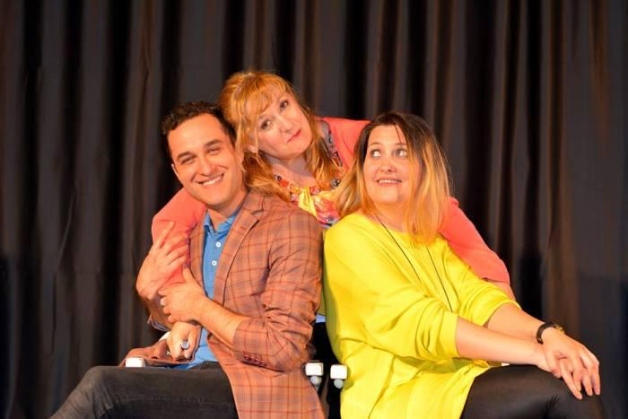 ”Terapie în trei” şi o comedie