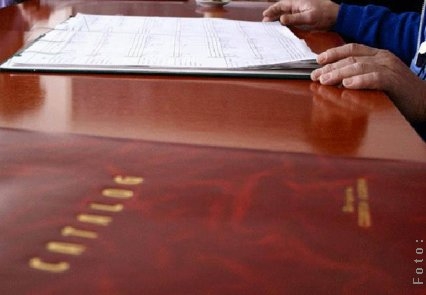 O învăţătoare lucrează în concediul fără plată