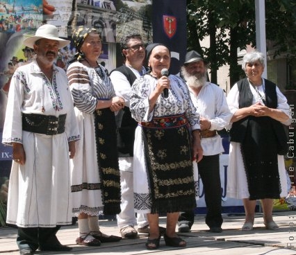 Criza tradiţiilor sau tradiţii de criză? 