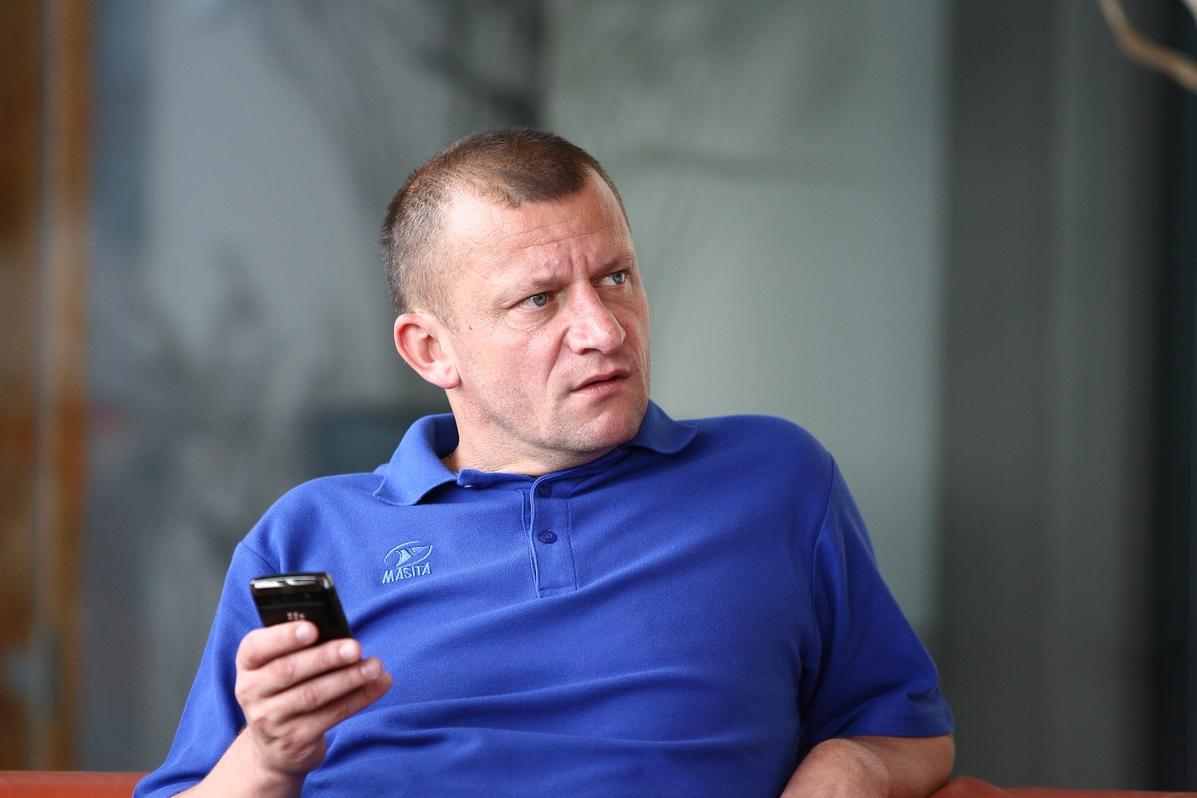 Oţelul intră în teren cu şapte jucători defensivi. United atacă cu Owen, Berbatov și Rooney