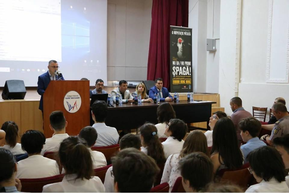 Elevii, atraşi în lupta anticorupţie