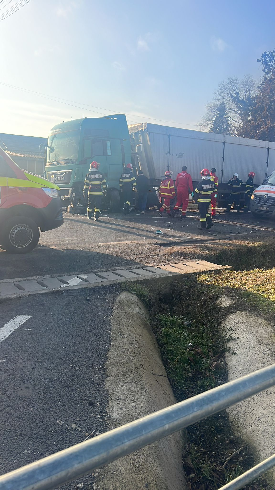 Accident grav pe DN 25. O mașină a intrat într-un tir