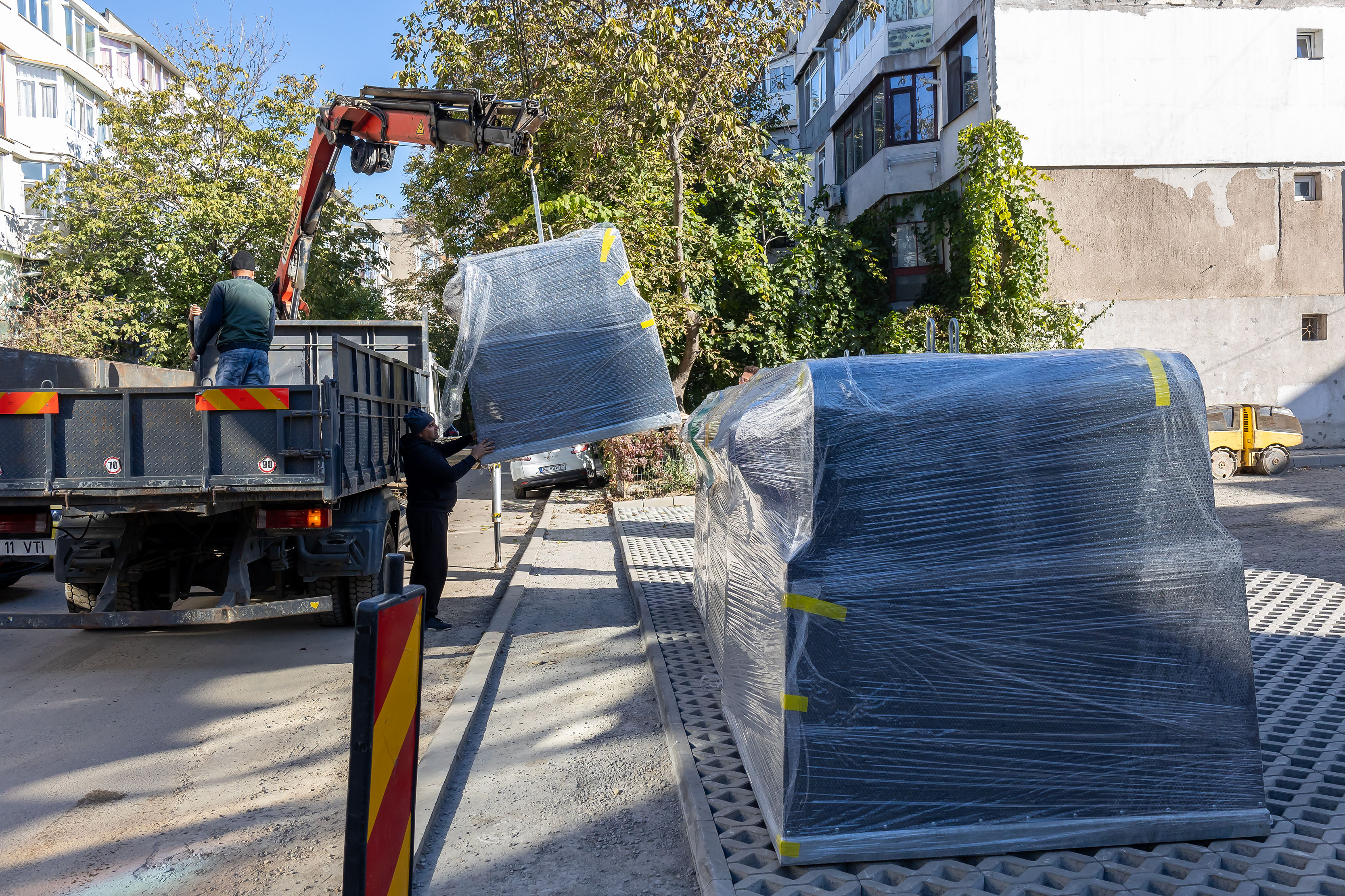 Vom avea nevoie de card sau telefon ca să ducem gunoiul. A început amplasarea insulelor ecologice în cartiere