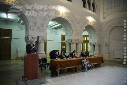 Pro şi contra campaniei electorale în universităţi 