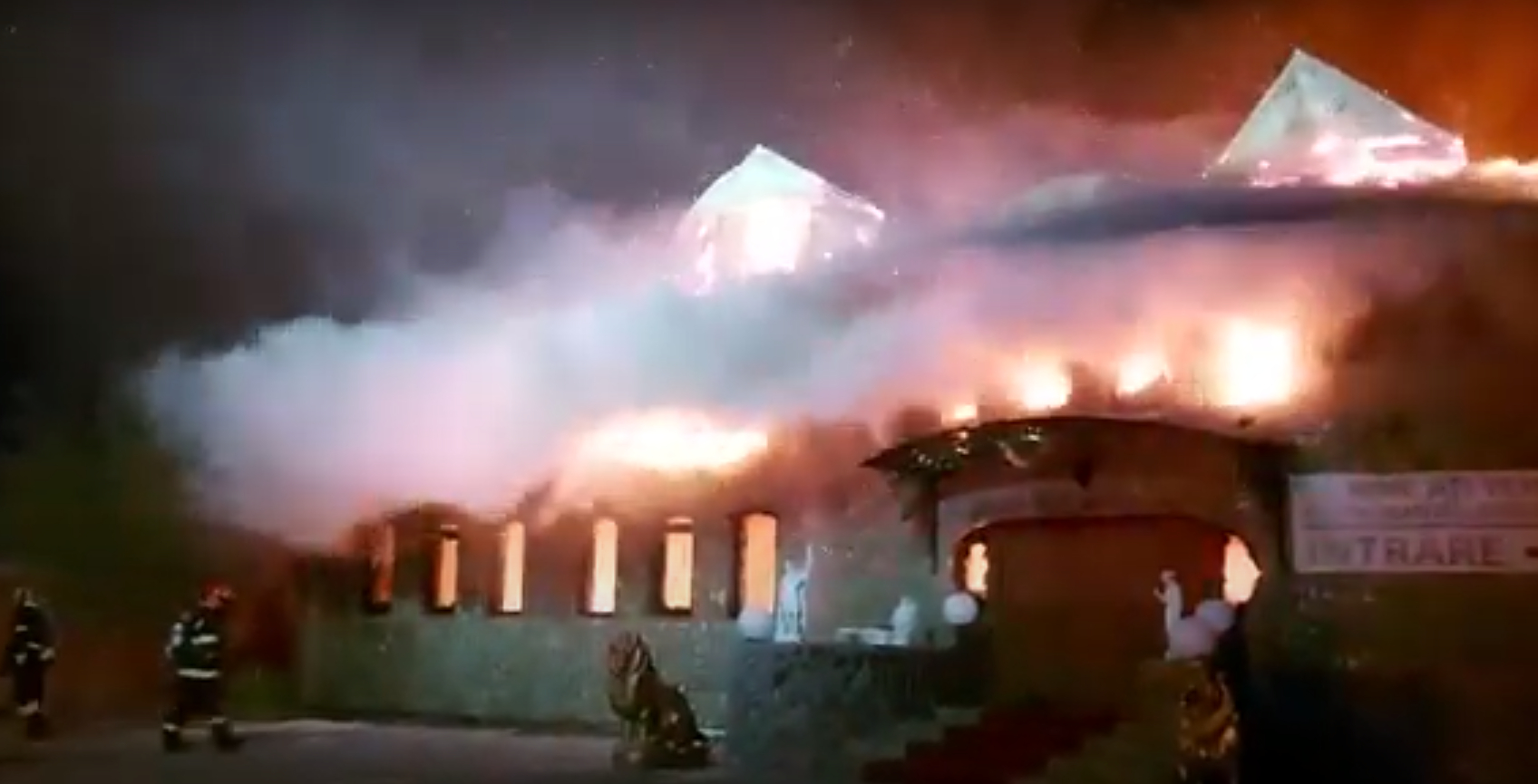 UPDATE. „Hanul Vânătorului”, mistuit de flăcări (VIDEO)