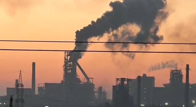 Fum negru la Furnalul 5! Imagini spectaculoase filmate de un gălăţean (VIDEO)