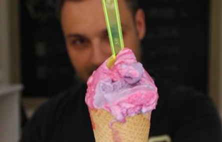 Xameleon - ÎNGHEŢATA care-şi SCHIMBĂ CULOAREA în timp ce este mâncată