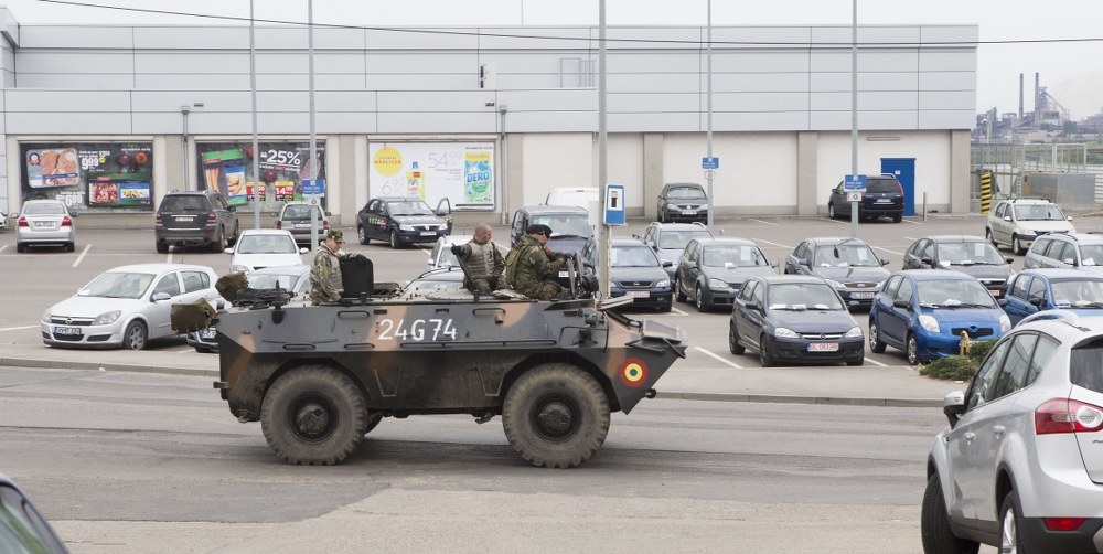 REPORTAJ în cartierul gălăţean Micro 39C. Află ce "RĂZBOI" poartă cetăţenii cu autorităţile (FOTO)