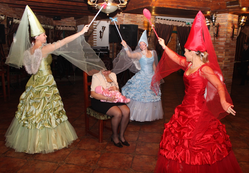 Din vremuri de poveste - Vin ursitoarele!